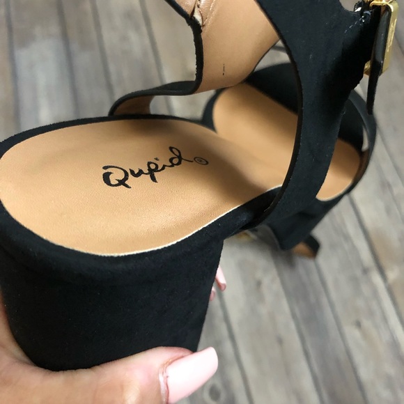 Black heels 🚨 SOLD OUT🚨🚨 - Picture 3 of 4